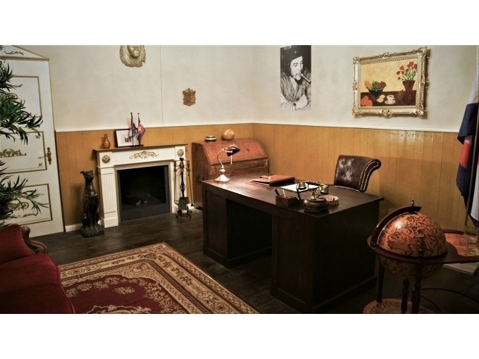 Ein stilvolles Büro mit antikem Schreibtisch, Kamin, Globus und Wandbildern. Der Raum wirkt klassisch und elegant eingerichtet., © ExitGames Stuttgart Ein stilvolles Büro mit antikem Schreibtisch, Kamin, Globus und Wandbildern. Der Raum wirkt klassisch und elegant eingerichtet., © ExitGames Stuttgart