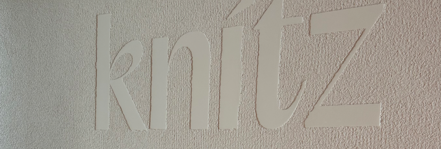 The logo of the knitz restaurant can be seen in large white letters on a textured wall., © Stuttgart-Marketing GmbH