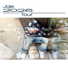 Person in Sternen-Hoodie sitzt auf einer Bank, Kopf gesenkt, mit Handy in der Hand. Reflektion im Glas. Text: Joje 2026 Tour., © links im Bild