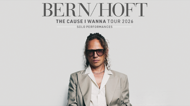 Plakat für Bernhofts 'The Cause I Wanna Tour 2026' mit Solo-Performances. Ein Mann in Anzug und Sonnenbrille sitzt vor einem schlichten Hintergrund., © links im Bild Plakat für Bernhofts 'The Cause I Wanna Tour 2026' mit Solo-Performances. Ein Mann in Anzug und Sonnenbrille sitzt vor einem schlichten Hintergrund., © links im Bild