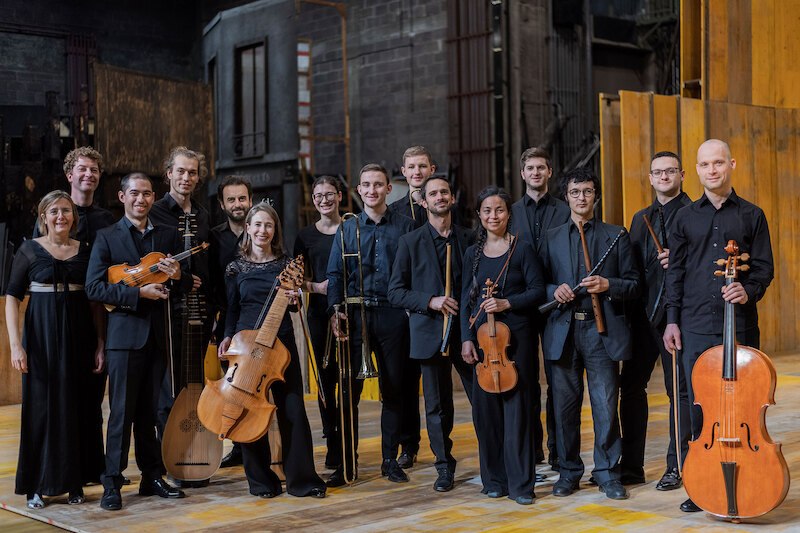 Musikergruppe mit barocken Instrumenten auf einer B&uuml;hne, bereit f&uuml;r das Festival Stuttgart Barock 2026., &copy; Musik Podium Stuttgart e.V.