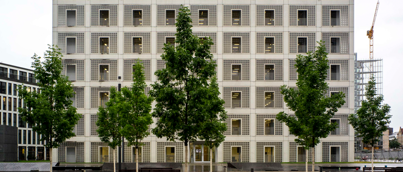 The city library on Mail&auml;nder Platz has a modern, square fa&ccedil;ade with symmetrical windows. There are several trees in front of the building., &copy; Stuttgart-Marketing GmbH, Frank H&ouml;rner