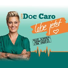 Werbung für Doc Caro LIVE mit dem Slogan 'Lebe jetzt!' und einem Herzsymbol. Eine Frau in grüner Kleidung lächelt, daneben Text und ein Herzschlag-Symbol., © links im Bild Werbung für Doc Caro LIVE mit dem Slogan 'Lebe jetzt!' und einem Herzsymbol. Eine Frau in grüner Kleidung lächelt, daneben Text und ein Herzschlag-Symbol., © links im Bild
