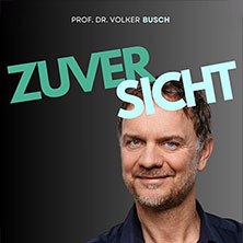 Ein Mann lächelt vor einem dunklen Hintergrund. Darüber steht in großen Buchstaben 'ZUVER SICHT'. Der Titel lautet 'Prof. Dr. Volker Busch - Zuversicht'., © links im Bild