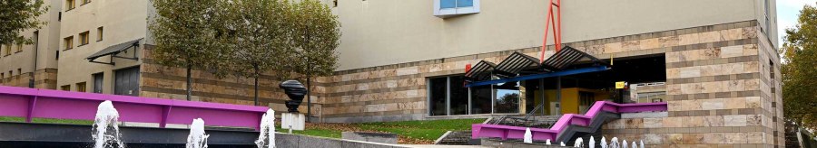 The Haus der Geschichte features modern architecture with a fountain in the foreground. Trees line the building, which impresses with its clear lines and colors., © hdgbw