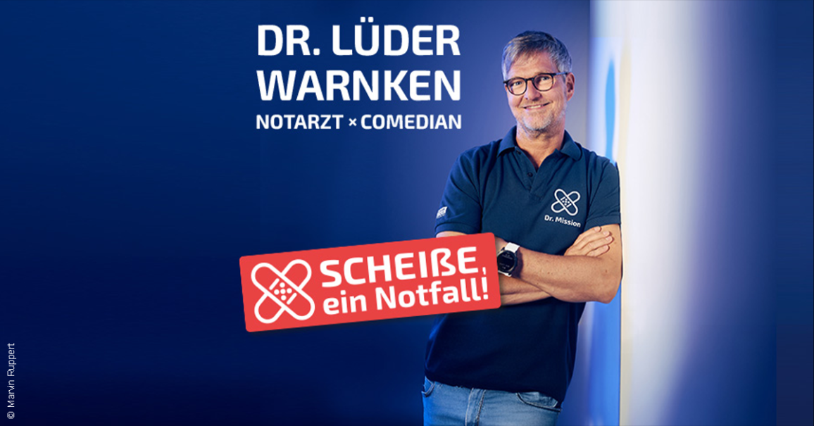 Ein Mann in einem blauen Polohemd steht lächelnd vor einem blauen Hintergrund. Text: Dr. Lüder Warnken, Notarzt und Comedian. Ein rotes Schild zeigt 'Scheiße, ein Notfall!'., © links im Bild Ein Mann in einem blauen Polohemd steht lächelnd vor einem blauen Hintergrund. Text: Dr. Lüder Warnken, Notarzt und Comedian. Ein rotes Schild zeigt 'Scheiße, ein Notfall!'., © links im Bild