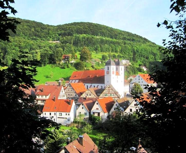 Wiesensteig in der schwäbischen Alb mit Fachwerkhäusern und einer Kirche, umgeben von grünen Hügeln und Wäldern., © R.Storr Wiesensteig in der schwäbischen Alb mit Fachwerkhäusern und einer Kirche, umgeben von grünen Hügeln und Wäldern., © R.Storr