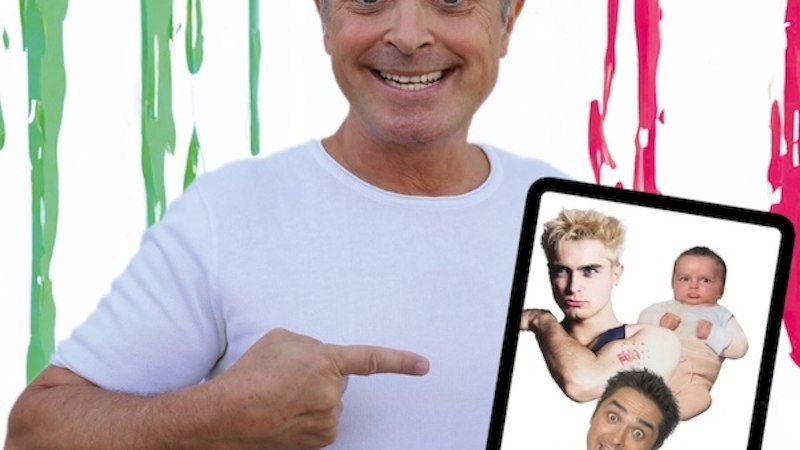 Man in white T-shirt points to a tablet with pictures of a baby, a young man and himself. Background in Italian colors., &copy; Renitenztheater Stuttgart e.V.
