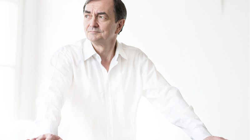 Ein Mann in einem wei&szlig;en Hemd steht vor einem hellen Hintergrund und schaut zur Seite., &copy; Marco Borggreve