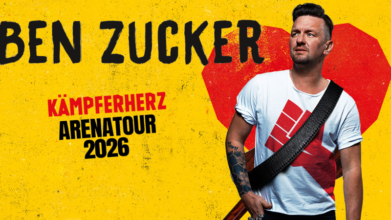 Ben Zucker auf einem Plakat f&uuml;r die K&auml;mpferherz Arenatour 2026. Gelber Hintergrund mit rotem Herz und schwarzem Text., &copy; links im Bild
