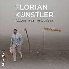 Ein Mann in nebliger Landschaft mit Schildern. Text: Florian Künstler - Alles nur geliehen - Tour 2027., © links im Bild