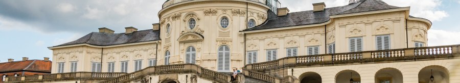 Solitude Palace with baroque architecture, staircase and green meadow in the foreground. The sky is cloudy., &copy; Kartin Lehr VIEL UNTERWEGS