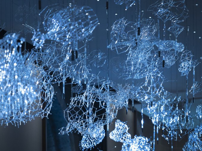 Leuchtende, netzartige Strukturen hängen von der Decke und erzeugen ein futuristisches Ambiente., © Landesmuseum Württemberg Leuchtende, netzartige Strukturen hängen von der Decke und erzeugen ein futuristisches Ambiente., © Landesmuseum Württemberg