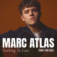 Plakat für die Debüt-Tour 2026 von Marc Atlas mit dem Titel 'Nothing To Lose'. Ein junger Mann blickt ernst in die Kamera., © links im Bild Plakat für die Debüt-Tour 2026 von Marc Atlas mit dem Titel 'Nothing To Lose'. Ein junger Mann blickt ernst in die Kamera., © links im Bild
