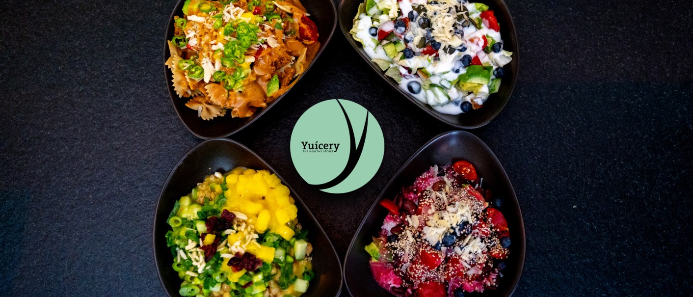 Vier Schalen mit bunten Salaten und Zutaten, darunter Pasta, Obst und Gemüse, auf schwarzem Hintergrund. Logo "Yucery" in der Mitte., © Yuícery, Stuttgart Vier Schalen mit bunten Salaten und Zutaten, darunter Pasta, Obst und Gemüse, auf schwarzem Hintergrund. Logo "Yucery" in der Mitte., © Yuícery, Stuttgart