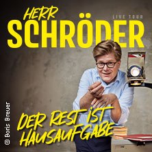 Herr Schröder posiert mit einem Projektor und Büchern. Text: 'Herr Schröder - Der Rest ist Hausaufgabe'. Live-Tour-Ankündigung., © links im Bild
