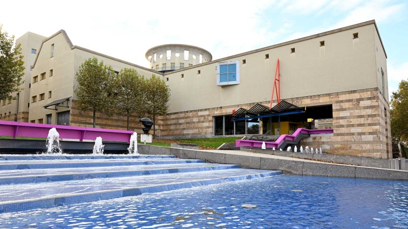 The Haus der Geschichte features modern architecture with a fountain in the foreground. Trees line the building, which impresses with its clear lines and colors., © hdgbw The Haus der Geschichte features modern architecture with a fountain in the foreground. Trees line the building, which impresses with its clear lines and colors., © hdgbw