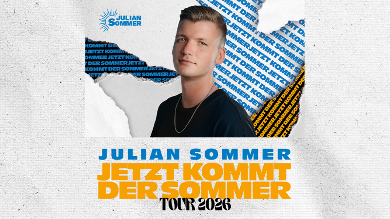 Poster f&uuml;r Julian Sommers Tour 2026 mit dem Titel 'Jetzt kommt der Sommer'. Ein Portr&auml;t von Julian Sommer ist in der Mitte zu sehen., &copy; links im Bild