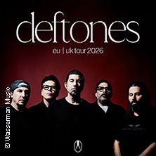 Die Band Deftones posiert vor einem roten Hintergrund. Oben steht "deftones eu | uk tour 2026"., &copy; links im Bild