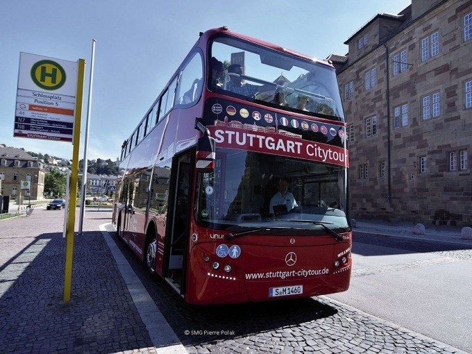 Roter Doppeldeckerbus der Stuttgart Citytour an einer Haltestelle bei Sonnenschein., © SMG, Pierre Polak Roter Doppeldeckerbus der Stuttgart Citytour an einer Haltestelle bei Sonnenschein., © SMG, Pierre Polak