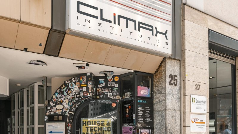 Entrance to the Climax Institute with lots of stickers and a sign saying 'House & Techno'., &copy; Stuttgart Marketing GmbH, Sarah Schmid