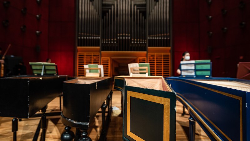 Mehrere Cembali stehen in einem Raum mit einer großen Orgel im Hintergrund. Eine Person mit Maske ist im Hintergrund zu sehen., © Staatliche Hochschule für Musik und Darstellende Kunst Mehrere Cembali stehen in einem Raum mit einer großen Orgel im Hintergrund. Eine Person mit Maske ist im Hintergrund zu sehen., © Staatliche Hochschule für Musik und Darstellende Kunst