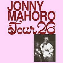 Poster f&uuml;r die 'Jonny Mahoro Tour 26' mit einem Foto eines S&auml;ngers auf der B&uuml;hne., &copy; links im Bild