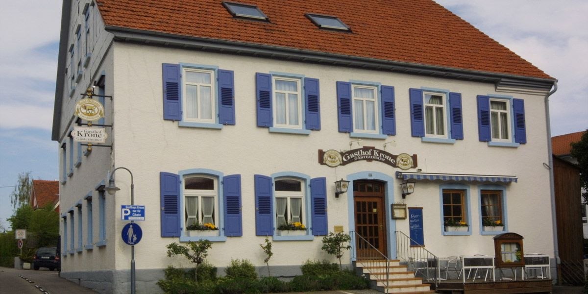 Ein traditionelles Gasthaus mit blauen Fensterläden und einem Schild mit der Aufschrift 'Gasthof Krone'., © Gasthof zur Krone Ein traditionelles Gasthaus mit blauen Fensterläden und einem Schild mit der Aufschrift 'Gasthof Krone'., © Gasthof zur Krone