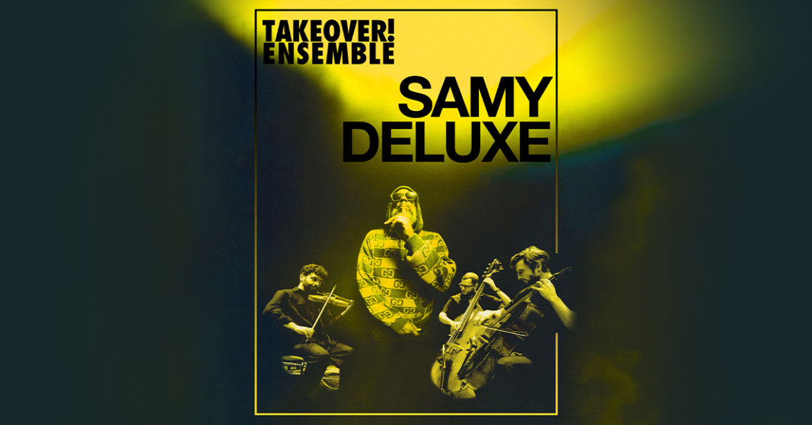 Samy Deluxe performt mit dem Takeover! Ensemble. Er steht im Mittelpunkt, umgeben von Musikern mit Streichinstrumenten, in gelbem B&uuml;hnenlicht., &copy; links im Bild