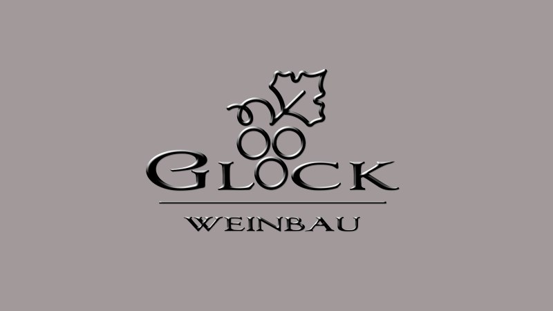 Das Logo des Weinguts Glock zeigt stilisierte Trauben und ein Weinblatt &uuml;ber dem Schriftzug 'Glock Weinbau' auf grauem Hintergrund., &copy; Weinbau Glock und Sohn GbR