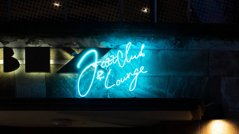 Leuchtendes Neonschild des BIX Jazzclub & Lounge in Blau und Weiß an einer dunklen Wand., © Stuttgart-Marketing GmbH, Alwin Maigler Leuchtendes Neonschild des BIX Jazzclub & Lounge in Blau und Weiß an einer dunklen Wand., © Stuttgart-Marketing GmbH, Alwin Maigler