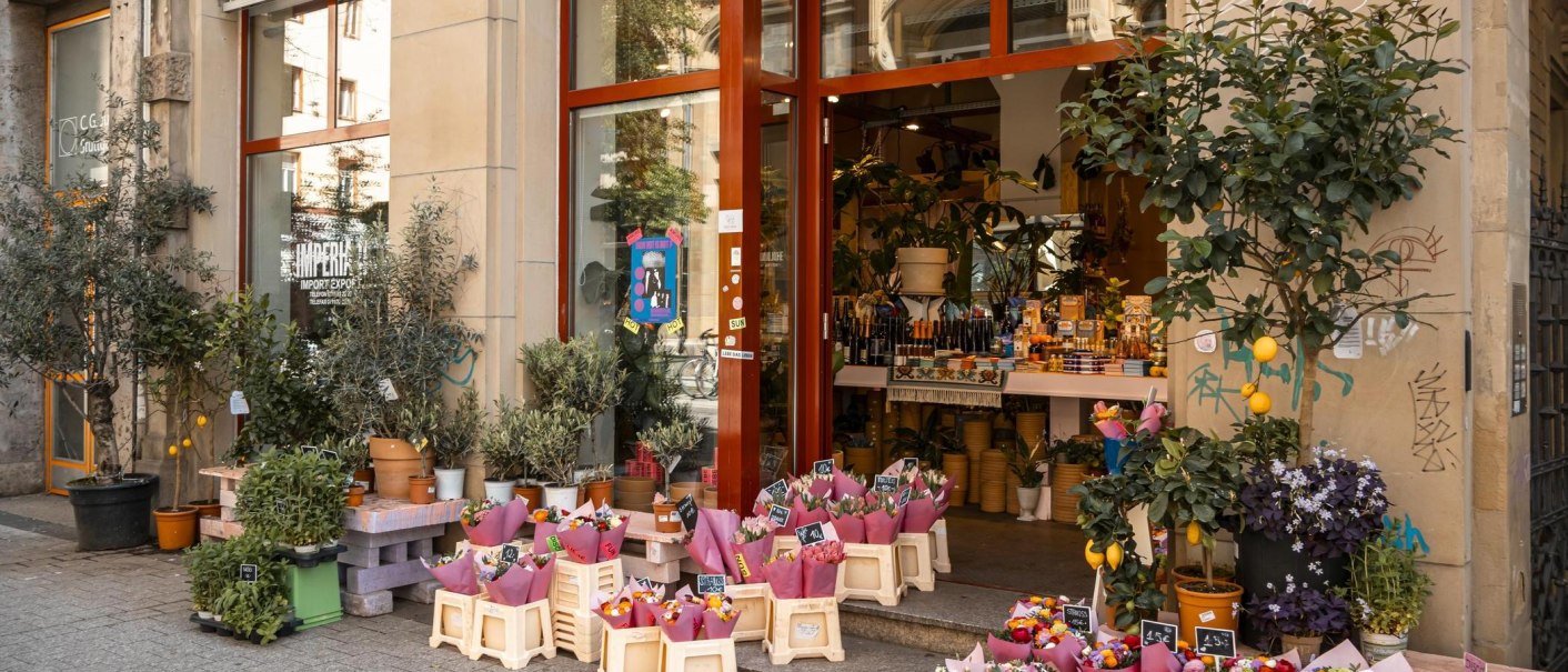 A flower store in Stuttgart with colorful bouquets and plants in front of the entrance. The store is called IMPERIA II., © SMG, Sarah Schmid
