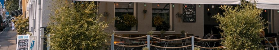 Caf&eacute; 'Sutsche' with outdoor area, tables and chairs on the sidewalk, surrounded by plants., &copy; SMG Stuttgart Marketing GmbH - Sarah Schmid