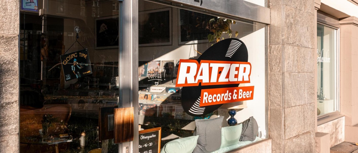 Schaufenster mit großem Aufkleber "Ratzer Records & Beer"., © SMG, Sarah Schmid Schaufenster mit großem Aufkleber "Ratzer Records & Beer"., © SMG, Sarah Schmid