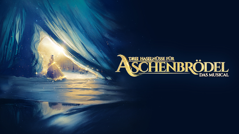 Eine Frau in einem leuchtenden Kleid steht in einem m&auml;rchenhaften Eingang, umgeben von blauen Vorh&auml;ngen. Der Titel 'Drei Haseln&uuml;sse f&uuml;r Aschenbr&ouml;del - Das Musical' ist sichtbar., &copy; links im Bild
