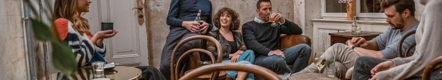 A group of six people sit in a cozy room with rustic furnishings and have a relaxed conversation., &copy; SMG Stuttgart Marketing GmbH