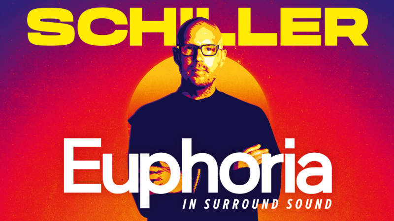 Poster der Schiller Euphoria Tour 2026 mit einem Mann vor einem stilisierten Sonnenuntergang in kräftigen Farben., © links im Bild Poster der Schiller Euphoria Tour 2026 mit einem Mann vor einem stilisierten Sonnenuntergang in kräftigen Farben., © links im Bild