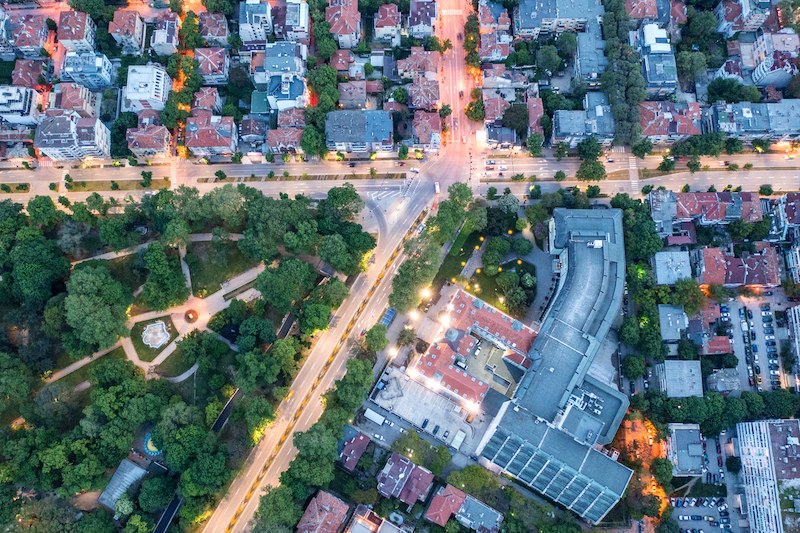 Luftaufnahme einer Stadt bei Dämmerung mit beleuchteten Straßen, Gebäuden und grünen Parkanlagen. Die Straßen bilden ein Kreuzungsmuster., © Fraunhofer-Allianz Energie Luftaufnahme einer Stadt bei Dämmerung mit beleuchteten Straßen, Gebäuden und grünen Parkanlagen. Die Straßen bilden ein Kreuzungsmuster., © Fraunhofer-Allianz Energie