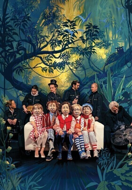 Menschen in Kostümen und Masken sitzen auf einem Sofa vor einem bunten Dschungelhintergrund. Im Hintergrund stehen weitere Personen in dunkler Kleidung., © Theaterhaus Stuttgart e.V.