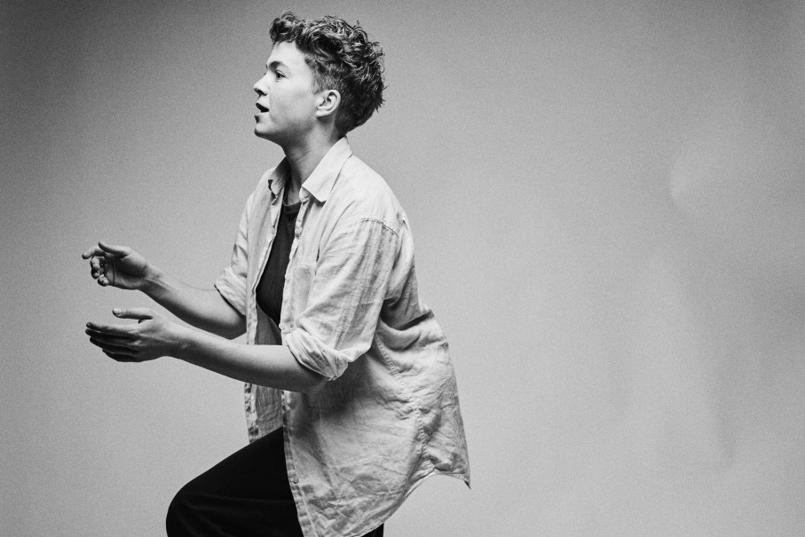 Schwarz-wei&szlig; Bild einer Person, die seitlich sitzt und gestikuliert. Die Person tr&auml;gt ein Hemd und hat lockiges Haar., &copy; Felix  Groteloh