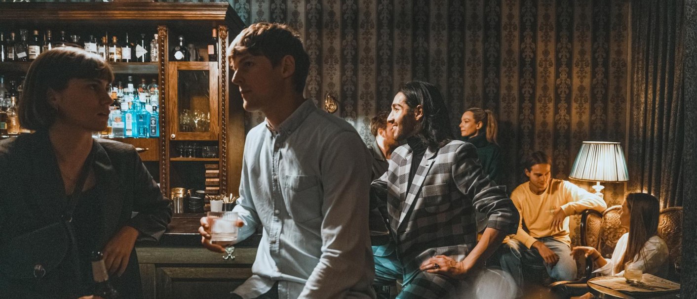 Menschen in einer stilvollen Bar mit gedämpfter Beleuchtung, antiker Einrichtung und einer gemütlichen Atmosphäre., © SMG, Alwin Maigler Menschen in einer stilvollen Bar mit gedämpfter Beleuchtung, antiker Einrichtung und einer gemütlichen Atmosphäre., © SMG, Alwin Maigler