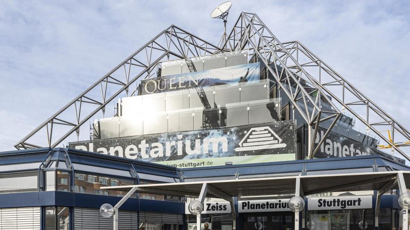 Das Carl-Zeiss Planetarium Stuttgart mit moderner Glas- und Stahlarchitektur, Werbebanner und klarem Himmel im Hintergrund., &copy; Stuttgart-Marketing GmbH, Sarah Schmid