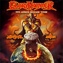 Ein Krieger mit einem gro&szlig;en Hammer steht &uuml;ber einem Planeten, umgeben von Flammen und Planeten. Der Text "Gloryhammer - 5th Album Release Tour 2026" ist sichtbar., &copy; links im Bild