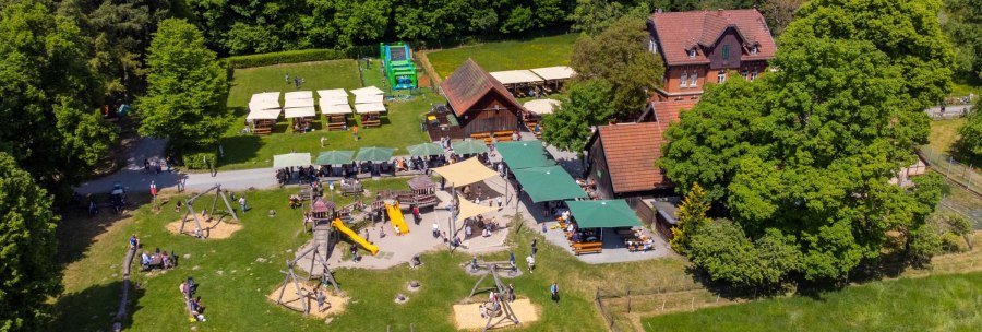 Luftaufnahme des Katzenbacher Hofs mit Spielplatz, Biergarten und gr&uuml;ner Umgebung. Menschen genie&szlig;en das sonnige Wetter im Freien., &copy; Katzenbacher Hof