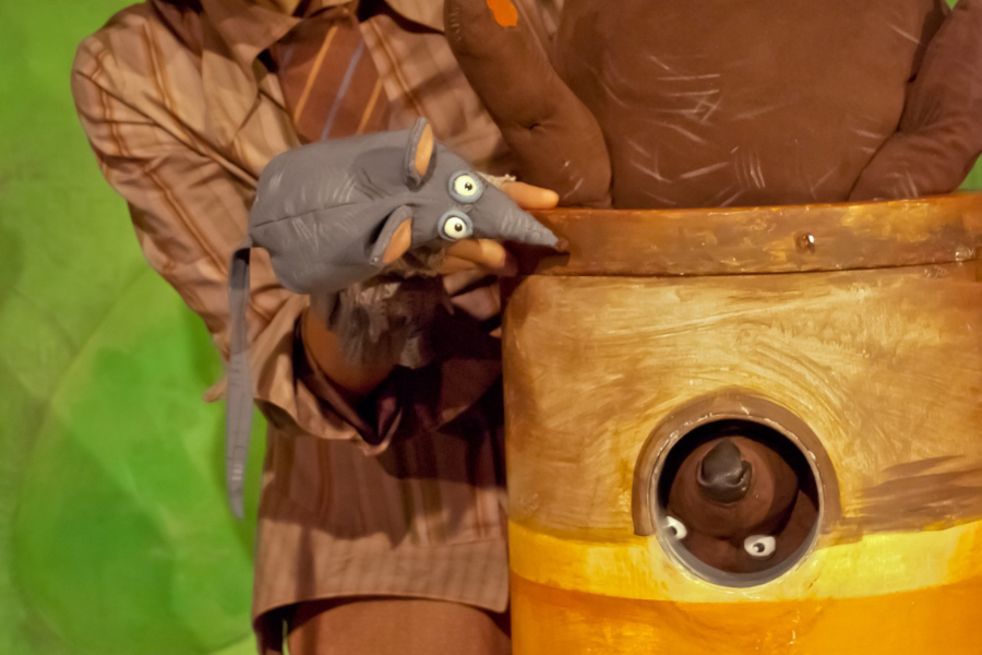 Die Maus schaut gespannt, wie der Bär feststeckt., © Figurentheater Weidringer Die Maus schaut gespannt, wie der Bär feststeckt., © Figurentheater Weidringer