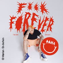 Ein Mann mit orangefarbenem Haar sitzt vor einem weißen Hintergrund mit dem roten Schriftzug 'F*** Forever Tour 2023'., © links im Bild Ein Mann mit orangefarbenem Haar sitzt vor einem weißen Hintergrund mit dem roten Schriftzug 'F*** Forever Tour 2023'., © links im Bild