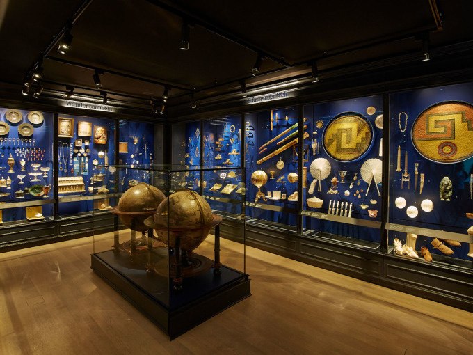 Museumsausstellung mit antiken Objekten in blauen Vitrinen. Zwei große Globen in der Mitte, umgeben von verschiedenen Artefakten., © Landesmuseum Württemberg Museumsausstellung mit antiken Objekten in blauen Vitrinen. Zwei große Globen in der Mitte, umgeben von verschiedenen Artefakten., © Landesmuseum Württemberg