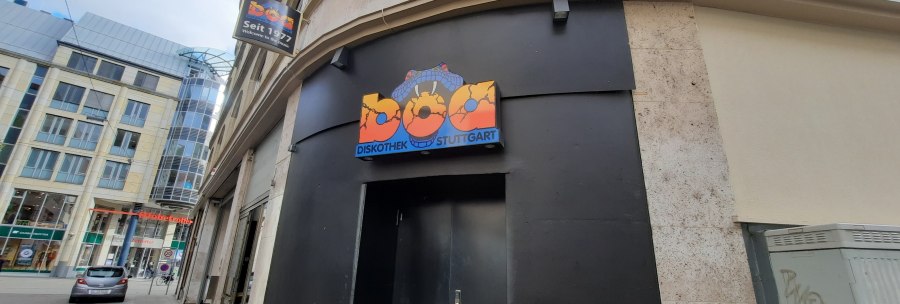 Entrance to the Boa discotheque in Stuttgart with an eye-catching sign. Modern buildings and stores in the background., © SMG