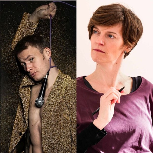 Links eine Person mit Mikrofon in glitzerndem Outfit, rechts eine Person in lila Oberteil mit Stift in der Hand., © Renitenztheater Stuttgart e.V.