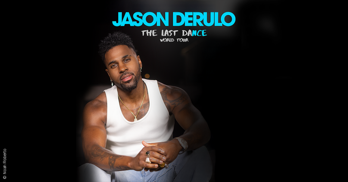 Ein Mann in einem wei&szlig;en Tanktop sitzt vor einem schwarzen Hintergrund. Oben steht in blauer Schrift 'Jason Derulo The Last Dance World Tour'., &copy; links im Bild